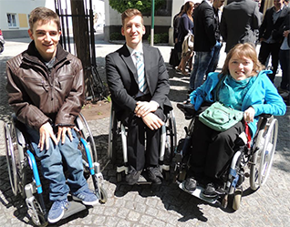 Drei Rollstuhlfahrer maturieren in der HAK 1 Wels